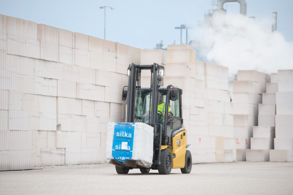 Why Builders' Merchants and Construction Businesses Need a More Strategic Approach to Forklift Fleet Replacement